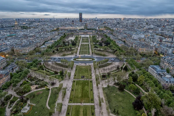 Paris gece görünümünden tour eiffel — Stok fotoğraf