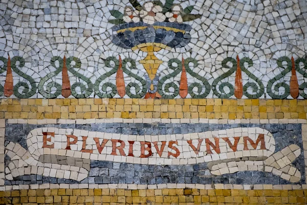 E pluribus unum inscripción mosaico primer plano — Foto de Stock