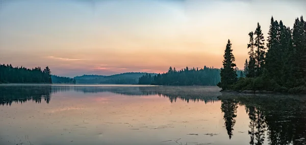 Lake Sunrise em Parc de la Mauricie Quebec panorama — Fotografia de Stock