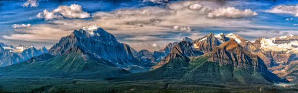 カナダのロッキー山脈のパノラマ風景を見る — ストック写真