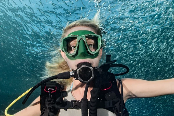 Piękna blondynka nurek dziewczyna patrząc na Ciebie podczas pływania pod wodą — Zdjęcie stockowe