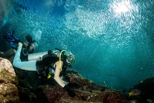 Schöne Mädchen, die dich beim Schwimmen unter Wasser anschauen — Stockfoto