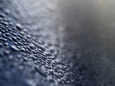 Mavi metalik yüzey detaylarına çiğ suyu düşer