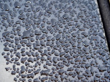 Mavi metalik yüzey detaylarına çiğ suyu düşer