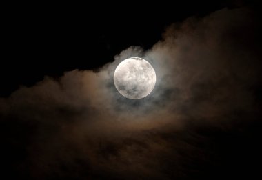 Dolunay siyah arkaplanda