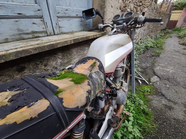 鞍上有苔藓的废弃摩托车 — 图库照片