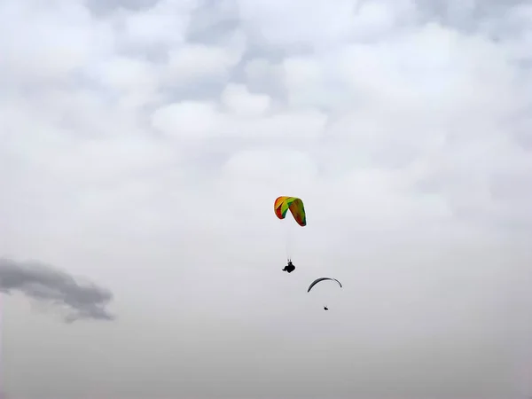 曇り空のパラグライダー — ストック写真