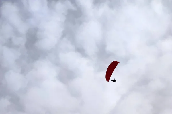 Bulutlu Gökyüzü Arkaplanındaki Paraglider — Stok fotoğraf