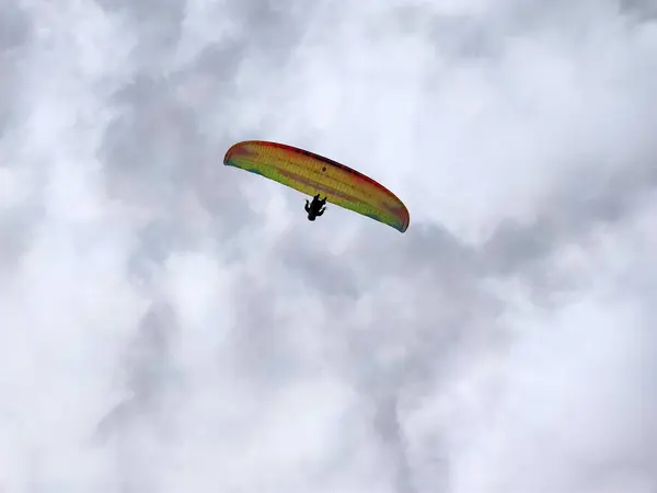 Bulutlu Gökyüzü Arkaplanındaki Paraglider — Stok fotoğraf