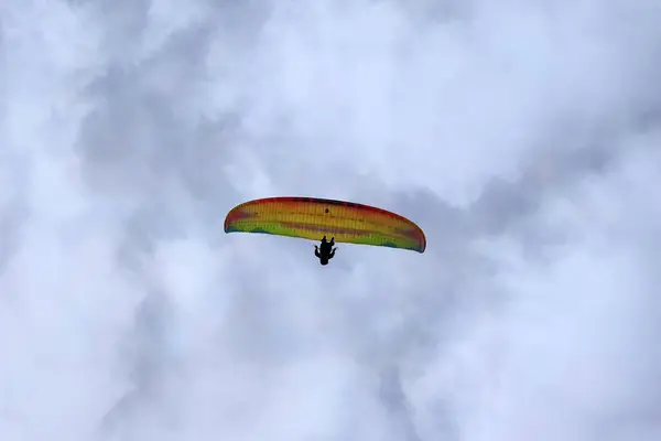 Bulutlu Gökyüzü Arkaplanındaki Paraglider — Stok fotoğraf