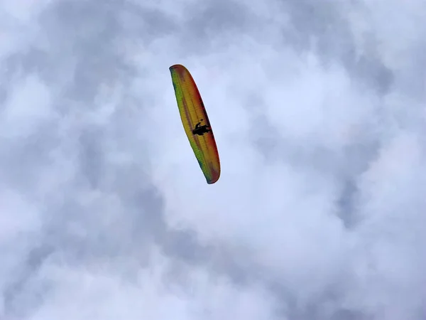 Bulutlu Gökyüzü Arkaplanındaki Paraglider — Stok fotoğraf