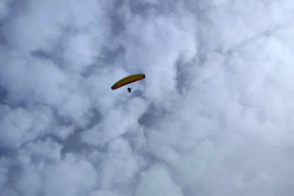 曇り空のパラグライダー — ストック写真