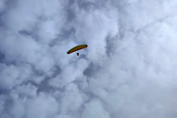 Bulutlu Gökyüzü Arkaplanındaki Paraglider — Stok fotoğraf