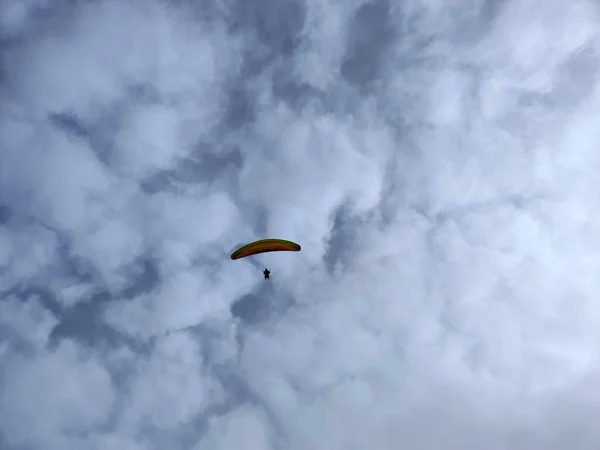 云天背景下的滑翔机 — 图库照片