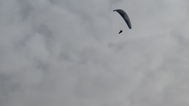 Paraglider Molnig Himmel — Stockvideo