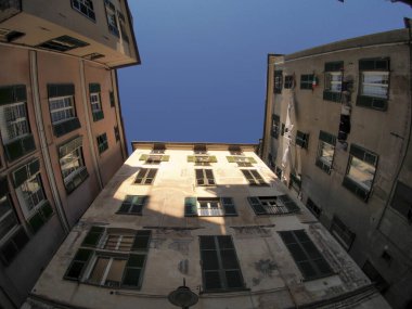 Cenova Embriaci 'nin eski ortaçağ manzaralı kulenin yanındaki yeri