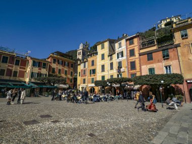 PORTOFINO, İTALYA - 14 Mart 2021 - Pictoresque İtalyan Köyü COVID tecrit bölgesi ve restoranlar dolup taşmadan önceki son gün kalabalıktı