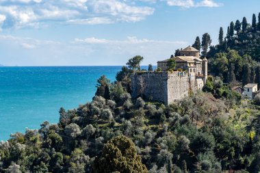 Portofino, İtalya, Kahverengi Kale manzaralı güneşli bir günde