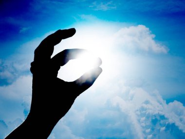 El parmakları güneşi yakalıyor