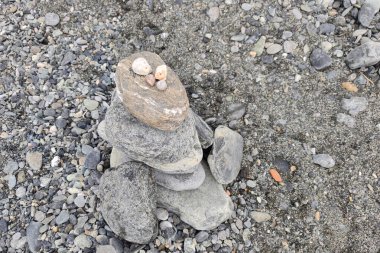 Sahilde dengelenmiş taşlar.