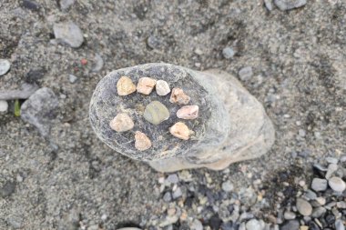 Sahilde dengelenmiş taşlar.