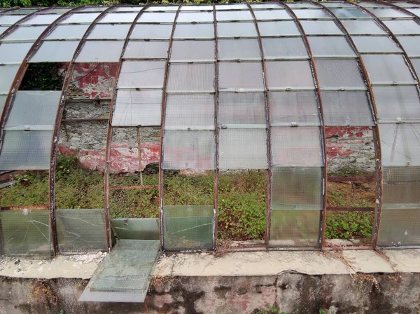 旧的废弃温室碎玻璃窗 — 图库照片
