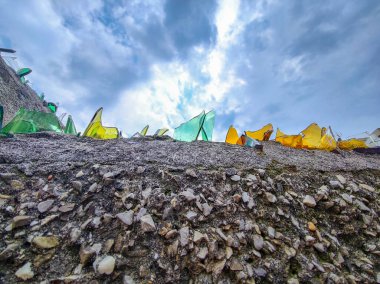 Duvar savunması kırık şişe camı