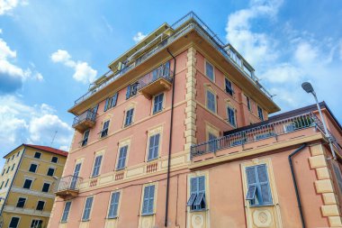 Varazze ortaçağ eski köyü Liguria İtalya 'da deniz kenarındaki evleri boyadı.