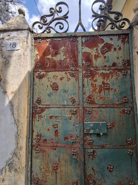 Old Rusted Metal Door Fence Detail — 图库照片