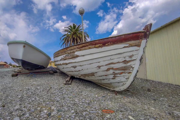 Træ Båd Ved Havet Klar Til Sommersæsonen Liguria Varazze Kursiv - Stock-foto