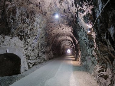 Varazze ile Liguria arasında terk edilmiş eski demiryolu tüneli. İtalya yürüme ve bisiklet yoluna dönüştü.