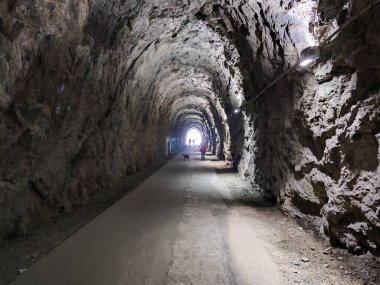 Varazze ile Liguria arasında terk edilmiş eski demiryolu tüneli. İtalya yürüme ve bisiklet yoluna dönüştü.