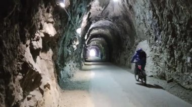 Varazze ile Liguria arasında terk edilmiş eski demiryolu tüneli. İtalya yürüme ve bisiklet yoluna dönüştü.