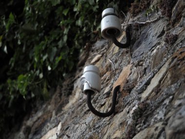 Eski seramik telefon kablo destek detayı