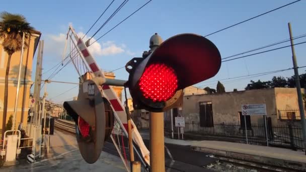 Κόκκινο φως μηχανών επιπέδων διέλευσης σιδηροτροχιών — Αρχείο Βίντεο