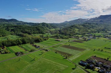 Borghetto di Borbera Pemonte İtalya Köyü hava manzaralı tarlalar
