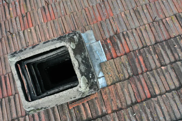 意大利瓷砖屋顶烟囱细节航空无人机视图 — 图库照片