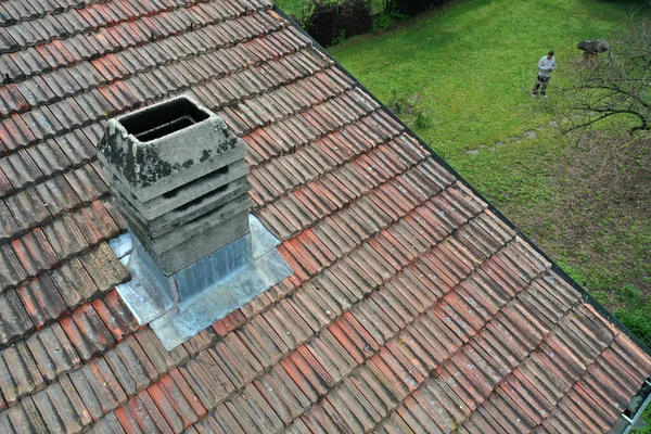 Kursywa Dachówka Dach Komin Szczegółowo Powietrza Dron Widok — Zdjęcie stockowe