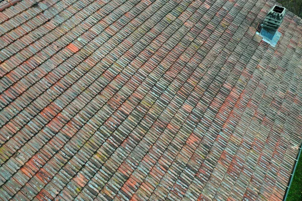 意大利瓷砖屋顶烟囱细节航空无人机视图 — 图库照片