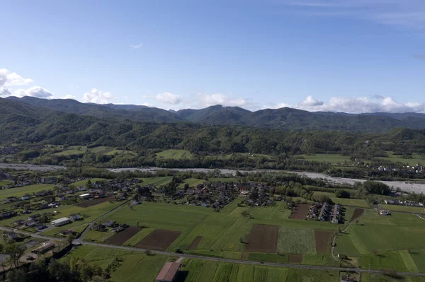 Borghetto di Borbera Pemonte İtalya Köyü hava manzaralı tarlalar