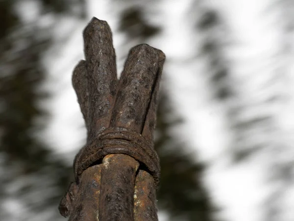 Verroeste Ijzeren Staven Gekruist Vastgebonden Met Metalen Touw — Stockfoto