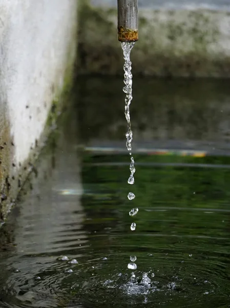 Vatten Droppar Från Gamla Fontän Detalj — Stockfoto