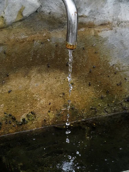 Gotas Água Antigo Detalhe Fonte — Fotografia de Stock