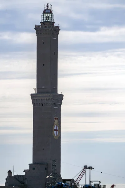 云天背景下的热那亚灯笼灯塔城市象征 — 图库照片