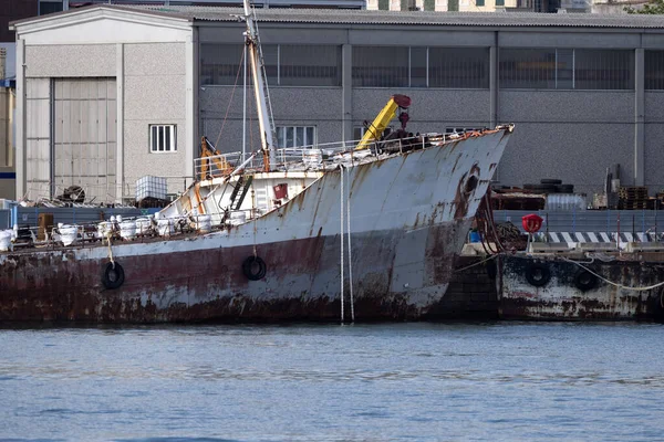Viejo Barco Abandonado Oxidado Puerto —  Fotos de Stock