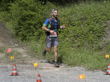 CANTALUPO LIGURE, ITALY - 15 Mayıs 2021 - 72 kilometreden fazla maraton koşan Stone Door Porte di Pietra deneme sürümü