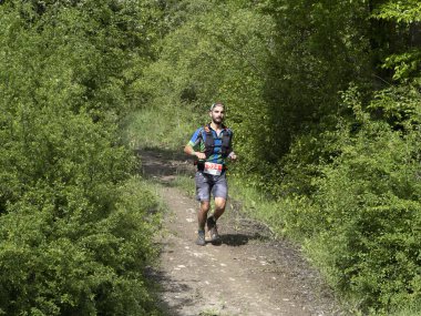 CANTALUPO LIGURE, ITALY - 15 Mayıs 2021 - 72 kilometreden fazla maraton koşan Stone Door Porte di Pietra deneme sürümü