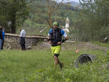 CANTALUPO LIGURE, ITALY - 15 Mayıs 2021 - 72 kilometreden fazla maraton koşan Stone Door Porte di Pietra deneme sürümü