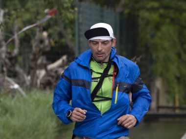 CANTALUPO LIGURE, ITALY - 15 Mayıs 2021 - 72 kilometreden fazla maraton koşan Stone Door Porte di Pietra deneme sürümü