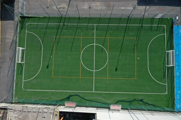 Voetbalveld Tussen Huizen Uitzicht Vanuit Lucht — Stockfoto